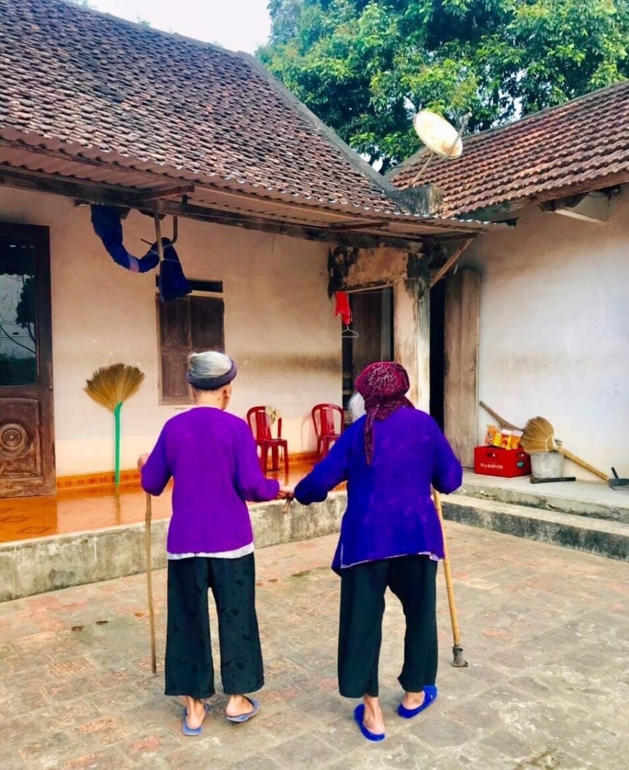 Đôi bạn già ở Nghệ An (Ảnh: FB N.A)