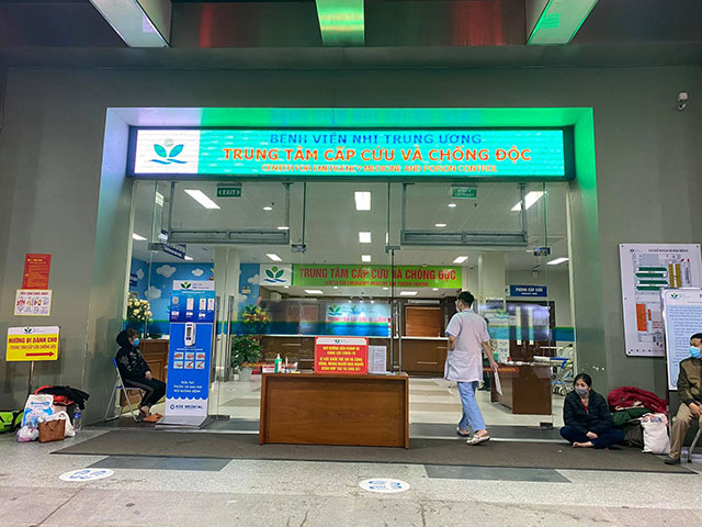 Bé gái rơi từ chung cư tầng 13 đang điều trị tại Bệnh viện Nhi Trung ương (Ảnh: Dân Việt)