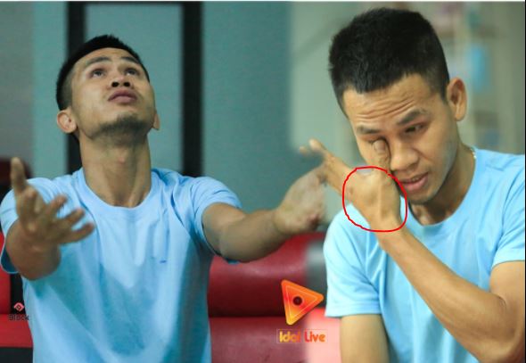 Cận cảnh bàn tay sưng to vì bị bong gân của anh Mạng khiến cư dân mạng không khỏi nghẹn ngào xúc động và biết ơn anh - người anh hùng áo vải  (ảnh: Idol Live)