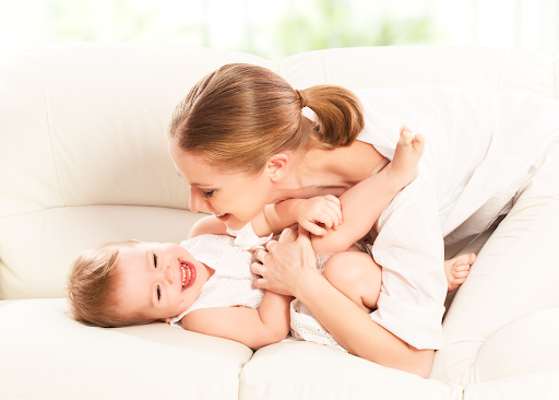 Cù lét bé khiến cho bé dễ nảy sinh bất an