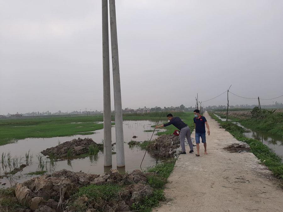 Trên địa bàn có nhiều hố chôn cột điện chưa được lấp đất (Ảnh: Giáo dục& Thời đại)