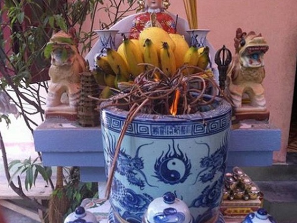Bàn thờ bị nghiêng chếch xuống