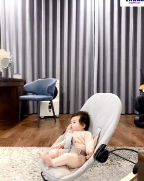 Đông Nhi đăng tải đoạn clip ngắn ghi lại khoảnh khắc hát theo nhạc của con gái yêu. Cô viết: 