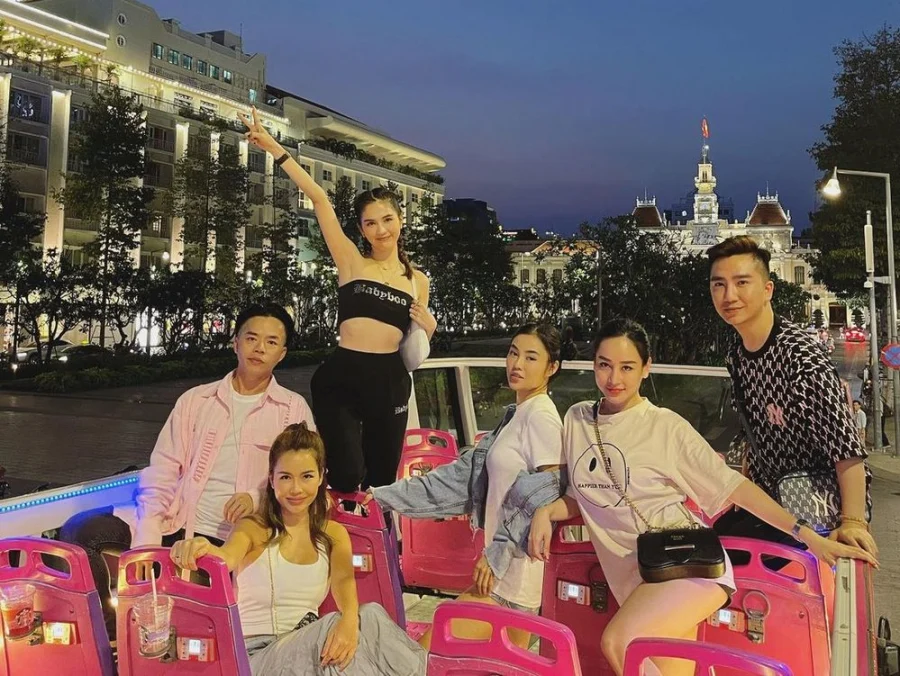Ngọc Trinh cùng hội bạn tiệc tùng trên chiếc xe buýt hai tầng tận hưởng không khí Sài Gòn về đêm. Tuy nhiên, cách tạo dáng chụp ảnh của Ngọc Trinh lại gây ra tranh cãi. Cụ thể cô đã đứng hẳn lên ghế, một chân còn lại đặt trên thành ghế và cả hội bạn ai cũng cho chân lên ghế ngồi của xe buýt để chụp ảnh. Thậm chí, hai người bạn của Ngọc Trinh còn ngồi trên thành xe buýt, tạo dáng khá nguy hiểm để chụp ảnh. Nhiều người cho rằng đây là hành động kém văn minh khi chụp ảnh với phương tiện công cộng.