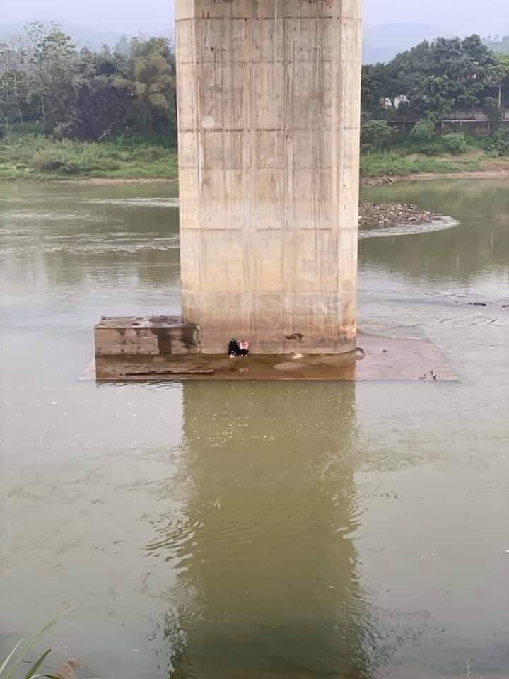 Nhưng cuối cùng người ta lại phát hiện, đôi bạn trẻ đã tự bơi vào chân cầu từ bao giờ trong tình trạng ướt nhẹp, người run lập cập   (Ảnh: Giao thông Việt Nam)