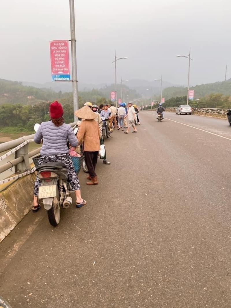 Rất đông người dân đã tụ tập lại xem, có những người lo lắng và bắt đầu tìm kiếm đôi bạn trẻ này  (Ảnh: Giao thông Việt Nam)