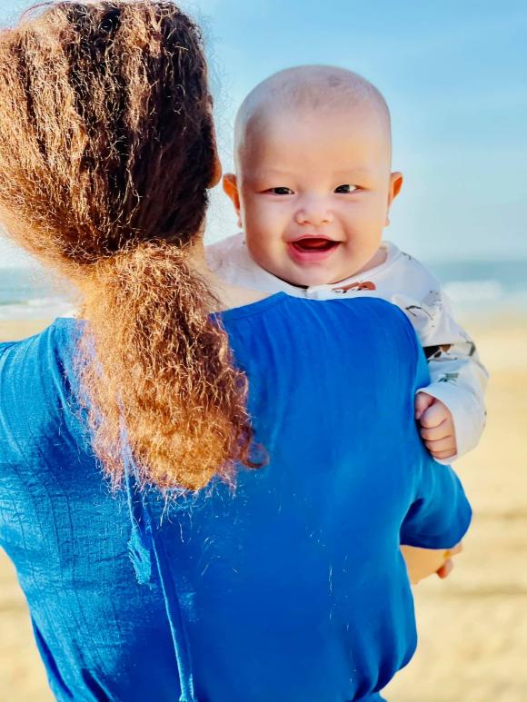 Mẹ Hà Hồ đăng tải loạt ảnh hai nhóc tỳ được đưa đi chơi biển. Leon lại có khuôn mặt vô cùng tinh nghịch và dễ thương. Nhóc tì 4 tháng tuổi nhà Hà Hồ - Kim Lý có thân hình khá bụ bẫm, đặc biệt là luôn có biểu cảm vui tươi, lém lỉnh. Leon biết nhìn thẳng vào ống kính và nở nụ cười rạng rỡ.