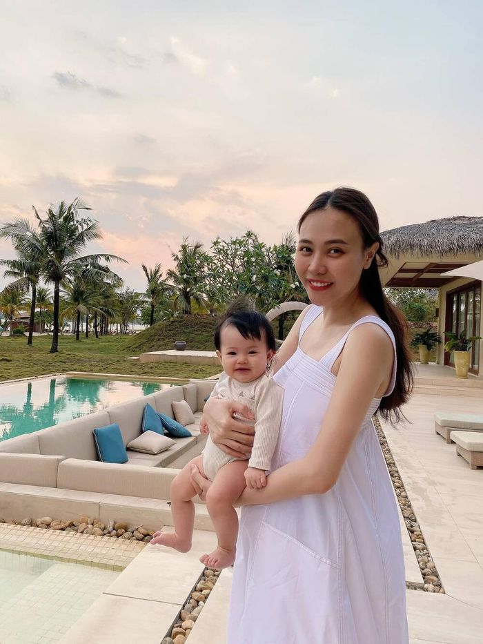 Đàm Thu Trang đăng ảnh với con gái cùng dòng chú thích: 