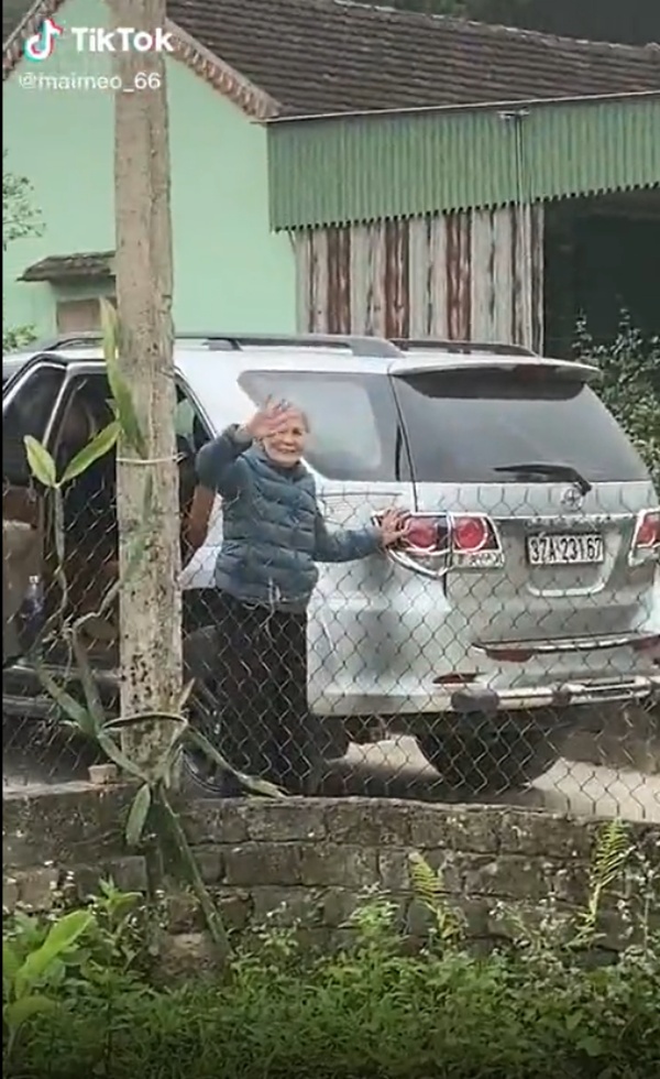Con gái vẫn tay chào mẹ 