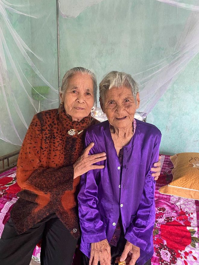 Bà Lý và mẹ của mình (Ảnh: Thanh Niên)