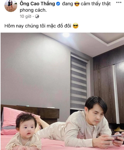 Tối 14/3, thay vì đăng ảnh bên vợ để kỷ niệm ngày Valentine trắng, Ông Cao Thắng lại khoe ảnh tình cảm cùng con gái. Cả hai bố con diện đồ đôi nằm thư giãn. Trong khi bố bỉm chăm chú làm việc thì ái nữ cũng rất thích thú xem ca nhạc. Dân mạng ngoài khen ngợi vẻ ngoài đáng yêu của Winnie, nhiều cô chú đã thi nhau trêu mẹ Đông Nhi từ 