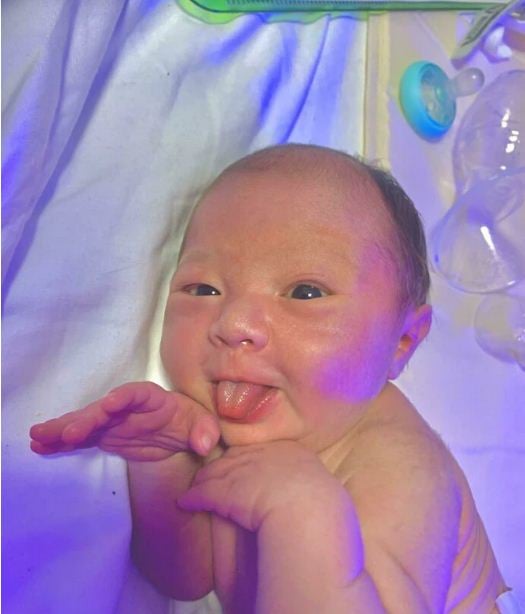 Em bé vừa ra đời đã có năng khiếu tấu hài.