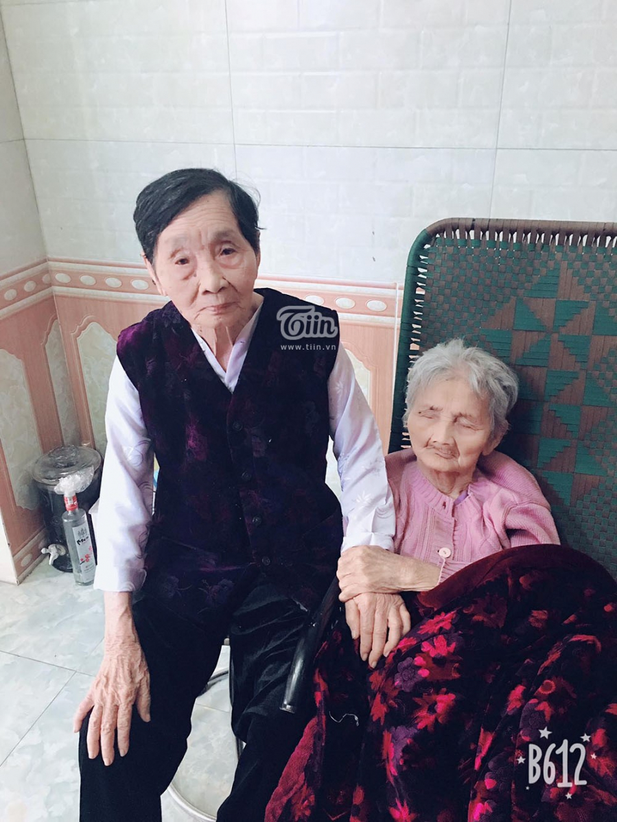 Hai cụ bà rất yêu thương nhau (Ảnh: Báo Đất Việt)