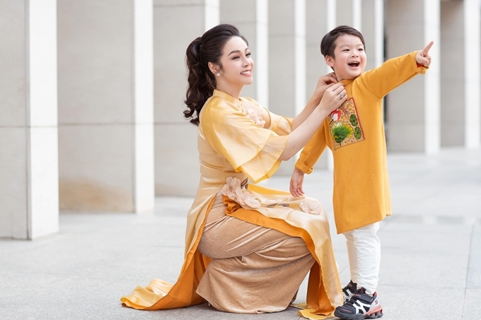 Vụ tranh chấp quyền nuôi con giữa Nhật Kim Anh và chồng cũ đã đi đến hồi kết sau 2 năm. Nhật Kim Anh sẽ là người trực tiếp nuôi dưỡng bé. Cô xác nhận thông tin và dự định đến khi con nghỉ hè sẽ bàn bạc chi tiết với chồng cũ về việc này. “Hai bên nội ngoại đều muốn điều tốt nhất cho con cháu mình, muốn cu Tin lớn lên khỏe mạnh và bình an. Dù thế nào, chúng tôi cũng không thể thay đổi cha và mẹ của con. Lộc vẫn là cha ruột của cu Tin. Tôi không muốn gây áp lực cho con và sẽ không tước quyền làm cha của Lộc. Tôi chưa bao giờ muốn gây chiến tranh với Shbet111 slot, casino, thể thao, xổ số chồng cũ. Lúc xử phúc thẩm ly hôn, tôi chủ động nhường quyền nuôi con cho Lộc vì nghĩ phán quyết nuôi con chỉ là một tờ giấy và tôi được quyền thăm con khi tôi muốn. Tôi đâu nghĩ chuyện thăm con lại khó khăn đến vậy. 2 năm qua với tôi giống như cuộc cách mạng giành quyền nuôi con. Nhưng gần đây, Shbet111 slot, casino, thể thao, xổ số Lộc đã nhẹ nhàng hơn với tôi”, cô nói.