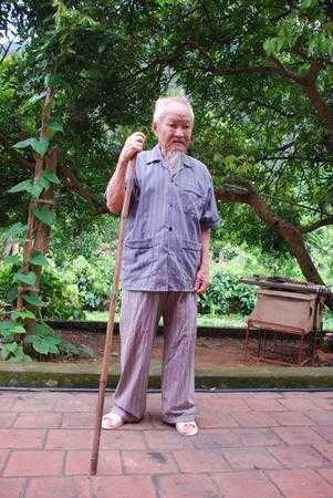 Cụ Sửu - người sở hữu bí thuật  tìm người, tìm của đã mất bằng tờ giấy (Ảnh: VTC.vn)