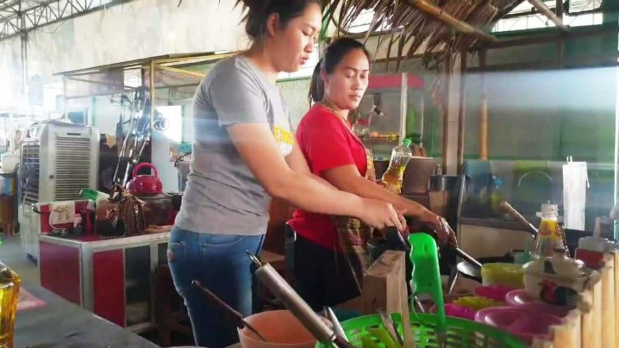 Cả hai bà vợ cùng nhau giúp anh Tum kinh doanh quán mì  (Ảnh: CTN News)
