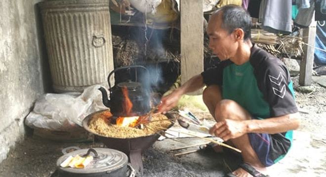 Hình ảnh đàn ông náu cơm, giặt đồ không phải là điều gì lạ lẫm ở nơi đây (Ảnh: Tin miền Trung)