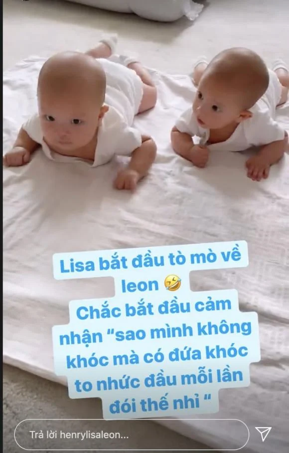 Mới đây, Hà Hồ hé lộ thông tin hiếm hoi về cặp song sinh. Cô cho biết: “Lisa ráng mãi mà cũng chỉ mới có 6,6kg, dài 64cm các bác ạ. Mà mẹ cháu cứ kệ cho cháu thoải mái chứ đua với ông Leon thì chỉ có hít khói ông thôi. Leon thì đã 69cm và 8,6kg”. Trước đó, Hà Hồ từng tiết lộ về nhan sắc 2 con: 