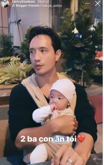 Hồ Ngọc Hà đăng tải story hình ảnh Kim Lý đi ăn tối ở nhà hàng nhưng vẫn địu con trước ngực. Quả thực hình ảnh này khiến ai cũng phải xuýt xoa ghen tị với Hồ Ngọc Hà vì có người chồng tốt và đứa con cực đáng yêu. Hà Hồ viết: 