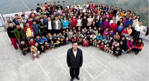 Người đàn ông này có 39 vợ và 127 người con sống chung trong một tòa cao ốc