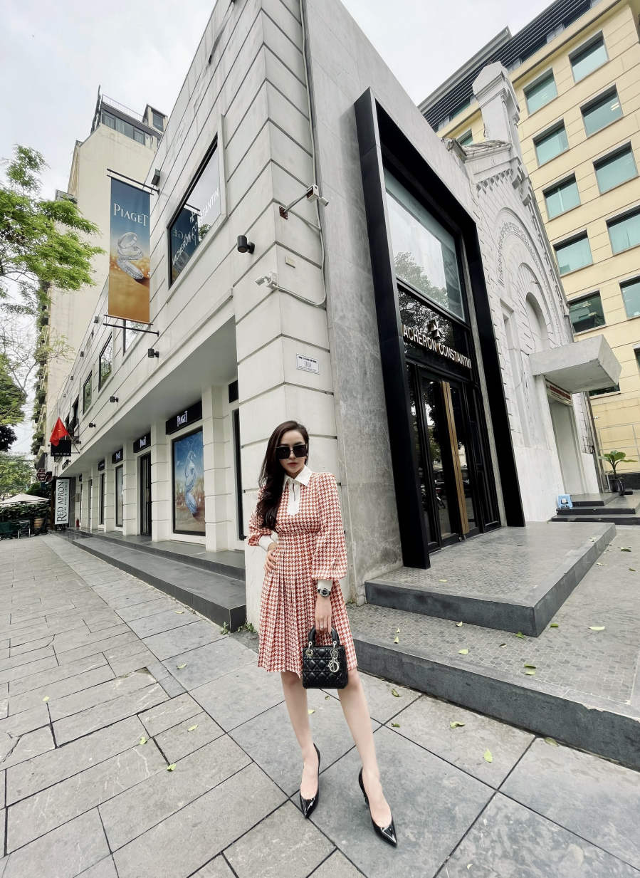 1 chiếc váy liền xếp li với họa tiết kẻ caro theo phong cách tiểu thư sẽ là sự lựa chọn hoàn hảo cho những buổi tiệc trà chiều hoặc dạo phố