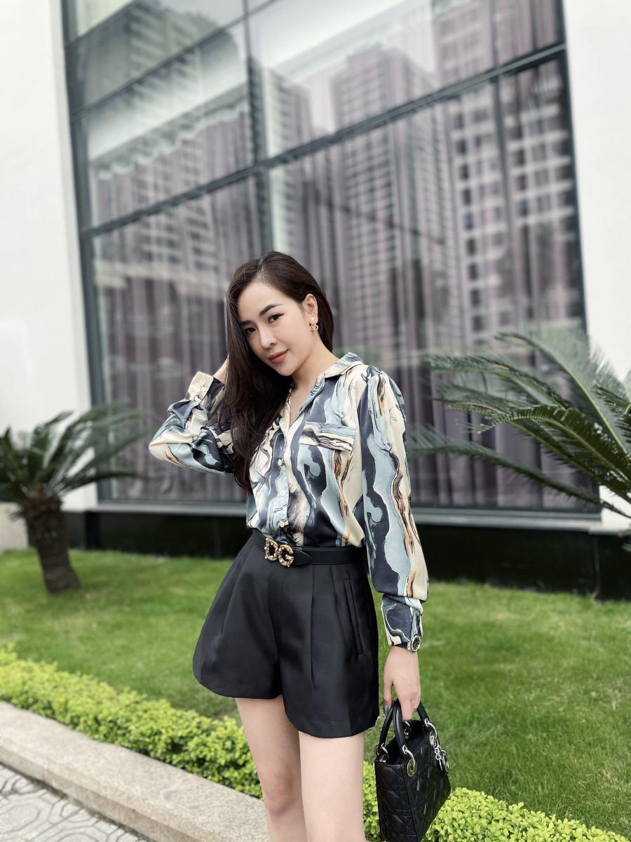 Sơmi lụa được thiết kế tỉ mỉ để chị em công sở luôn tự tin đi làm vẫn thật nổi bật.