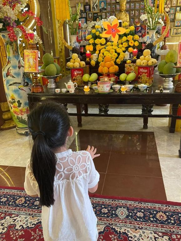 Hình ảnh bé Lavie đến thắp hương cho mẹ Mai Phương ngày giỗ đầu khiến nhiều người xúc động.