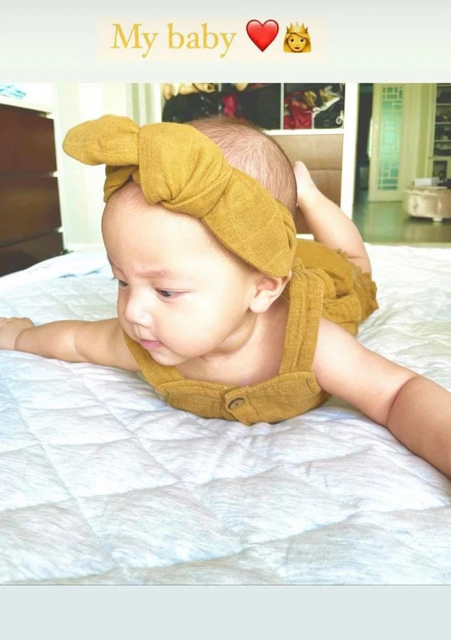 Lisa mặt có chút đăm chiêu nhưng vẫn không lấn át được vẻ dễ thương của cô bé. Khuôn mặt Lisa có nét tây tây nhiều hơn Leon.