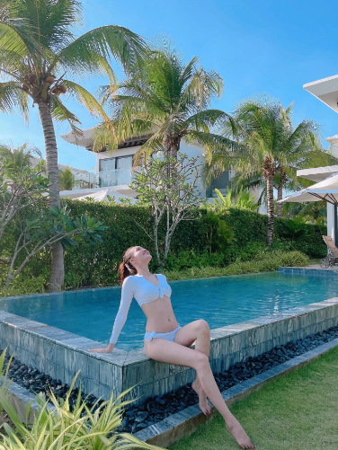 Ninh Dương Lan Ngọc đăng ảnh tạo dáng cực gợi cảm bên hồ bơi. Nữ diễn viên than thở: 