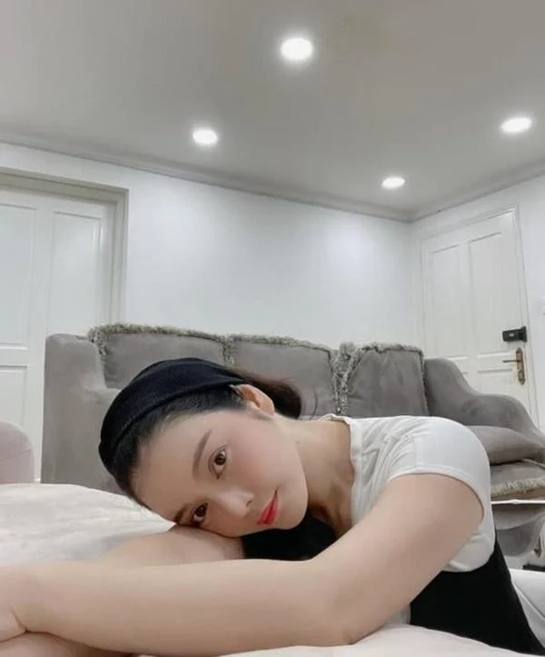 Lý Nhã Kỳ khiến mọi người bất ngờ trước tuyên bố không yêu thêm một ai. Cô viết: “Hôm qua sau khi tuyên bố ‘không yêu thêm một ai’ thì em đã có nickname mới là KyTa nha mọi người. KyTa dịch gì cũng ra nè. KyTa có thể là không yêu thêm ai, cũng có thể là Kỳ thương ai, hay là… Kỳ thương anh. Mọi người chọn câu nào cho ý nghĩa của tên KyTa vậy?”. Ở tuổi U40, Lý Nhã Kỳ nổi tiếng là nữ nghệ sĩ kiêm doanh nhân có thừa tiền tài và nhan sắc tuy nhiên còn một thiếu sót, cô vẫn chưa tìm được một người đàn ông nào phù hợp để gắn bó dài lâu và tuyên bố trên thì không biết thật hay đùa.