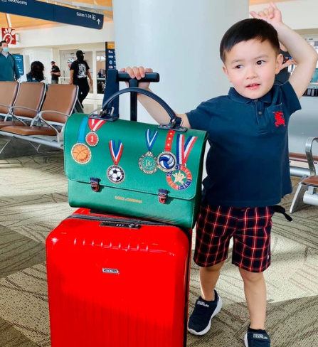 Mới đây, bà xã Đan Trường khoe ảnh check in sân bay. Cả nhà có chuyến du lịch tại thiên đường Hawaii. Đặc biệt nơi Shbet111 slot, casino, thể thao, xổ số Đan Trường du ngoạn là 1 trong những quần đảo cực đẹp và đắt đỏ, chi phí để tận hưởng kỳ nghỉ ở đây siêu đắt đỏ. Qua hình ảnh mà bà xã Đan Trường đăng tải có thể thấy cậu bé Mathis Thiên Từ được bố mẹ diện đồ hiệu từ đầu đến chân vô cùng cá tính và sành điệu, riêng chiếc túi màu xanh lá đã có giá dao động từ 10-17 triệu đồng. Thiên Từ đúng là sinh ra đã ở vạch đích.