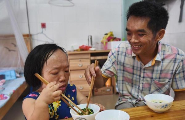 Hai vợ chồng chị Lan sống rất hạnh phúc (Ảnh: Sohu)