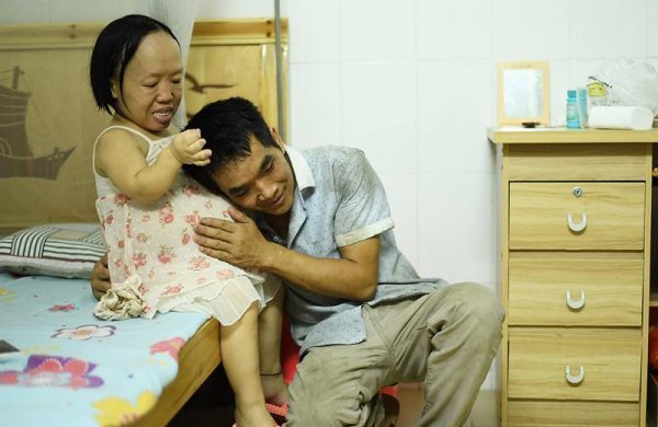 Vượt qua mọi định kiến, vợ chồng chị Lan quyết định mang thai (Ảnh: Eca)