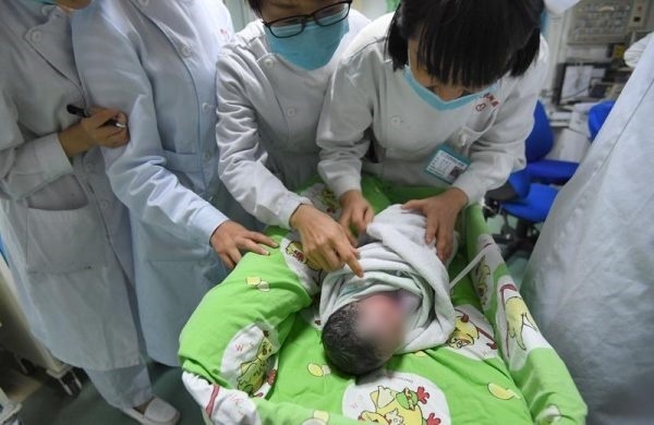 Đứa bé kháu khỉnh ra đời trong niềm vui sướng của hai vợ chồng  (Ảnh: Phunuonline)