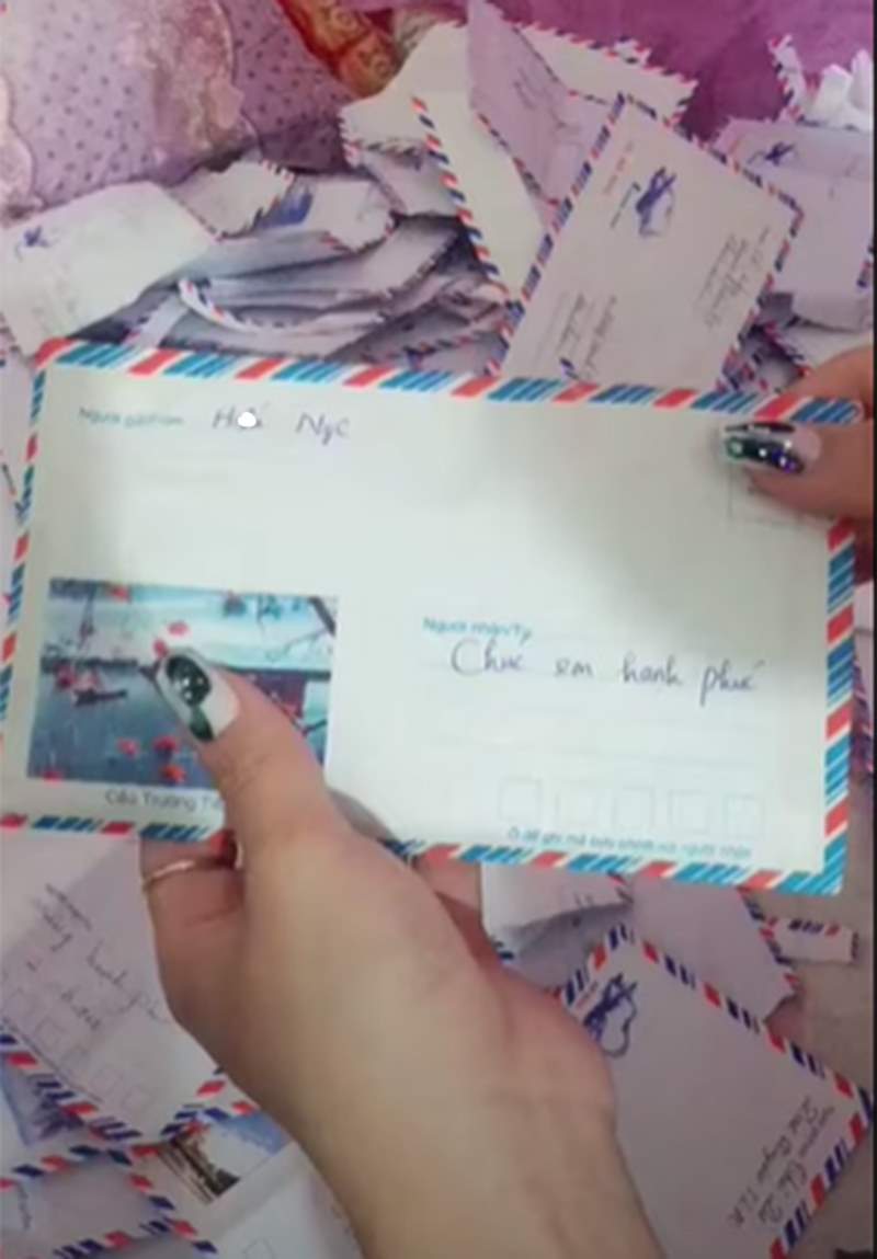 Trên phong bì ghi rõ tên người yêu cũ hẳn hoi (Ảnh cắt từ clip)
