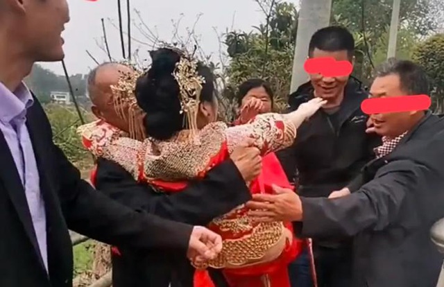 Bố chồng bế cô dâu từ xe hoa vào nahf (Ảnh: Eva)