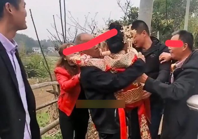 Cư dân mạng tranh cãi về phong tục (Ảnh: Eva)