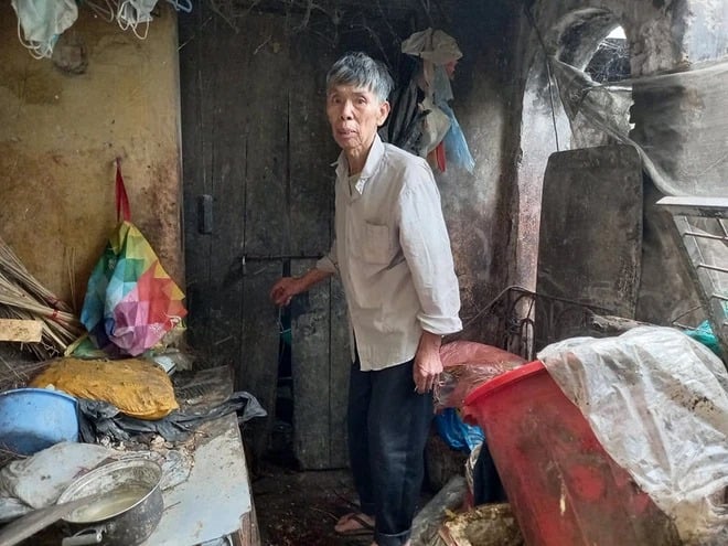 Xung quanh nhà chị H. toàn rác thải, chai nhựa (Ảnh: Pháp luật và bạn đọc)