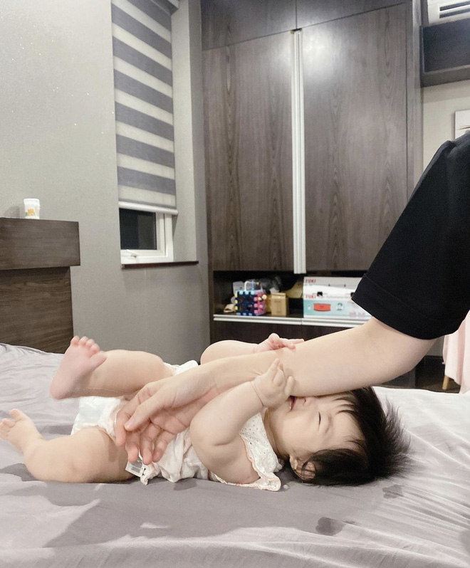Nhìn Winnie cười tít mắt là biết bé yêu và sán mẹ cỡ nào, muốn ôm hôn để ngửi hơi mẹ.