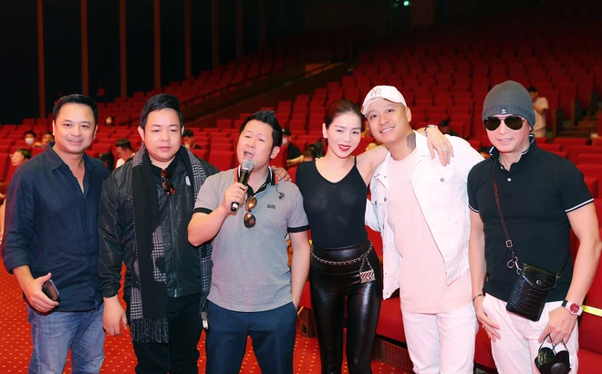 Lệ Quyên và dàn người tình trong show diễn tối 10/4 tại Hà Nội.