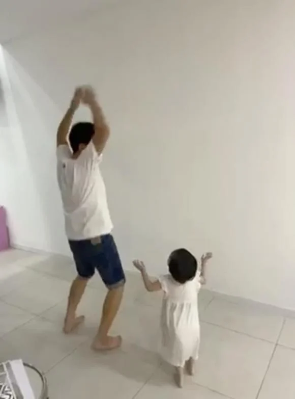 Ở nhà Trường Giang hoá ông bố bỉm chăm con cực khéo và là người chồng số 1 trong lòng Nhã Phương. Mới đây Trường Giang khẳng định độ quấn quýt của bé Destiny khi khoe khoảnh khắc tập thể dục tại nhà. Nhờ sự hướng dẫn nhiệt tình từ bố, bé Destiny rất hào hứng làm theo, đến mức vấp chân ngã ra nhà nhưng vẫn không nhất quyết không dừng lại. Quả thực Nhã Phương đúng là bị con gái “phản kèo” thật rồi.