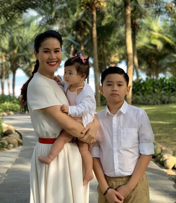 3 mẹ con Thân Thúy Hà.