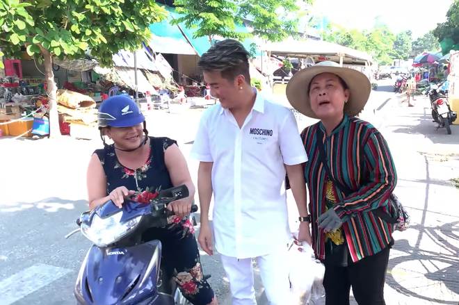 Đàm Vĩnh Hưng đăng tải đoạn clip ghi lại khoảnh khắc đời thường. Anh đang đi đường thì gặp một 
