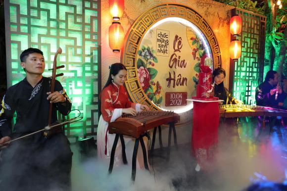 Những âm thanh của nhạc cụ dân tộc góp phần làm bữa tiệc thêm đậm chất cổ xưa hơn.