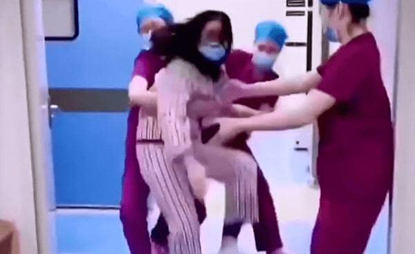 3 nữ y tá vất vả ngăn cản vị sản phụ
