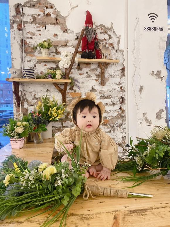 Winnie - con gái đầu lòng của Đông Nhi và Ông Cao Thắng đích thị là một trong những nhóc tỳ được netizen cưng chiều nhất nhì Vbiz. Mới đây cô bé gây sốt khi ngồi tạo dáng trước ống kính với biểu cảm cưng xỉu. Có vẻ như thường xuyên đi cùng mẹ nên bé trở nên quen thuộc với môi trường bên ngoài, tự tin tiếp xúc với mọi người. Nhìn khoảnh khắc hậu trường này cùng hàng loạt hình ảnh được vợ chồng Đông Nhi - Ông Cao Thắng đăng tải, có người cho rằng nếu được đào tạo bài bản chắc chắn Winnie sẽ trở thành người mẫu trong tương lai.