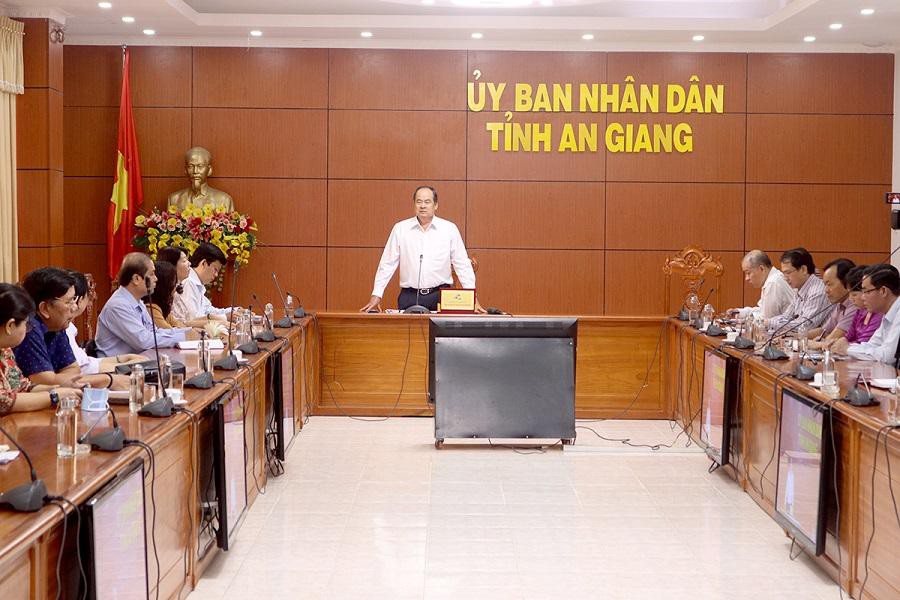 Cuộc họp khẩn tối qua tại An Giang (Ảnh: Tiền Phong)