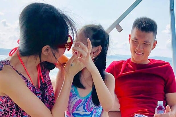 Cặp đôi hạn chế chia sẻ hình ảnh của con gái.