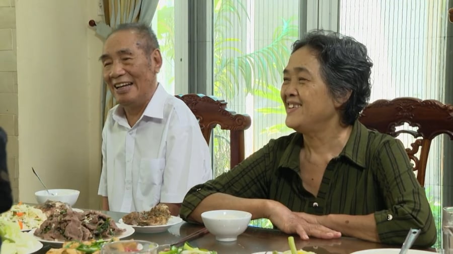 NGƯT Nguyễn Ngọc Ký và người vợ thứ 2 (Ảnh: VOV)