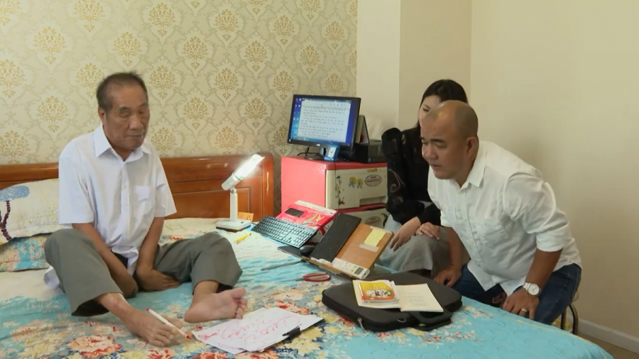 Dù sức khoẻ yếu nhưng thầy giáo vẫn không ngừng sáng tác thơ, văn để làm 